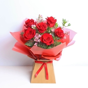 6 red rose giftbag